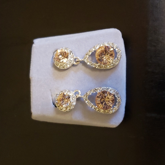 Festive H&M Drop Earrings - Picture 2 of 3